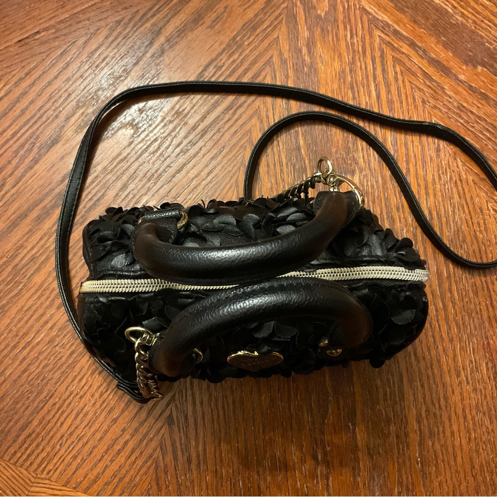Adorable Betsy Johnson Frilly Black 🌹 Petal Heart Silver Hardware & Chain bag! - Picture 12 of 16